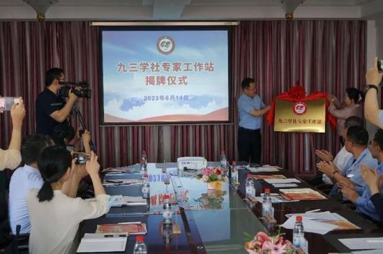 �����W�猣�ҹ���վ�ڵ��|���س���