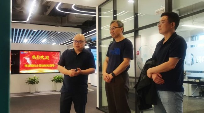 Ӣ���ʼҹ���ԺԺʿ�ֽ���һ���W�R�����^�L��